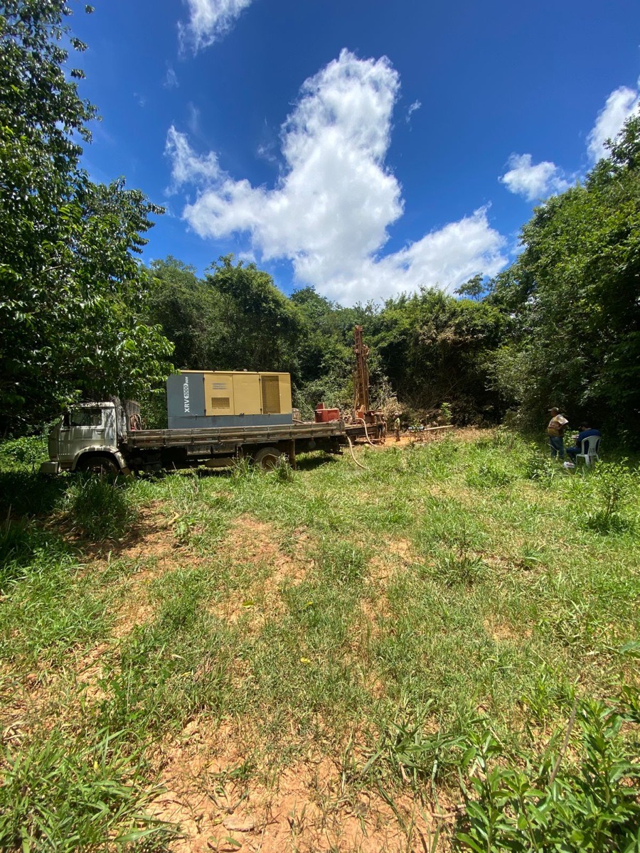 Caminhão perfuratriz da ÁguaMontes em operação em terreno de cerrado no Norte de Minas